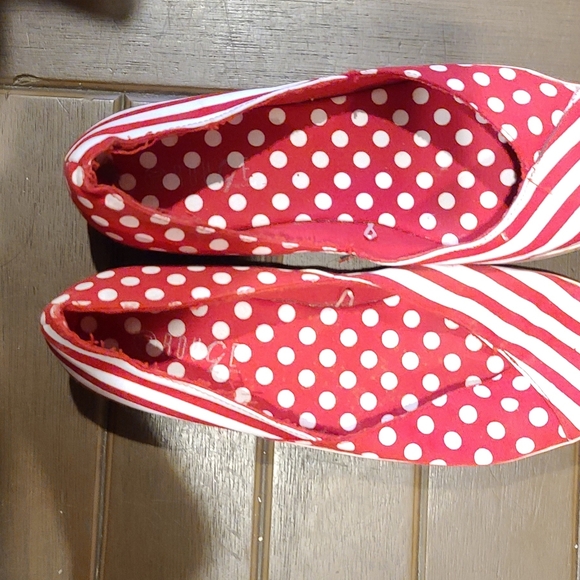 Red - Picture 4 of 6